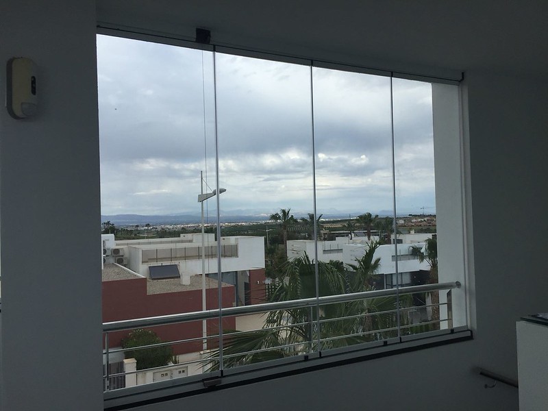 cerramiento con cortinas de cristal