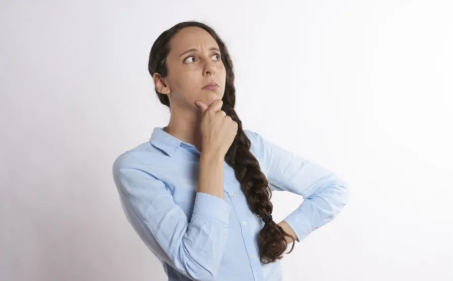 mujer pensando en los inconvenientes de la instalación de cortinas de cristal